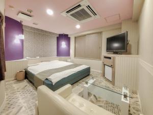 sypialnia z łóżkiem i telewizorem w obiekcie Hotel Rose (Adult Only) w mieście Gifu +16 zdjęć