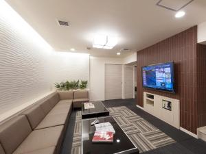 salon z kanapą i telewizorem w obiekcie Hotel Rose (Adult Only) w mieście Gifu