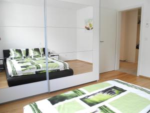 Brig City Apartment في بريغ: غرفة نوم مع خزانة بيضاء كبيرة وسرير
