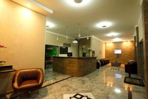 a lobby with a salon with a waiting room at Hotel Match Point in São Carlos