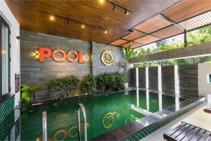 ホイアンにあるCharm Champion Villa Hoianの建物の真ん中にあるプール