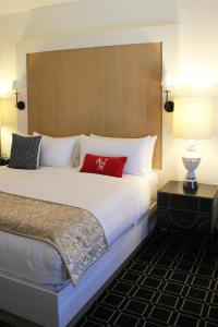 a hotel room with two beds and a lamp at Hotel Valencia Santana Row in San Jose