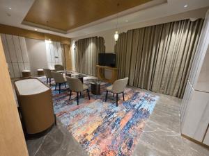 TV a/nebo společenská místnost v ubytování Grand Continent Luxury Collection