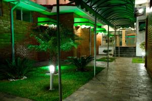 a building with green lights in a courtyard at Hotel Match Point in São Carlos
