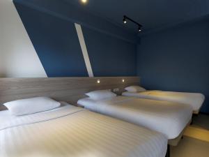 Postel nebo postele na pokoji v ubytování ibis budget Phnom Penh Riverside + 26 fotografií