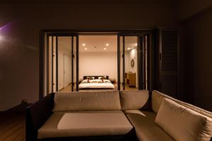 Miyakojima宮古島の美しい海と自然を一望できる絶景リゾートヴィラ的带沙发和床的客厅 更多106张照片