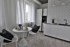 Kuchyňa alebo kuchynka v ubytovaní Apartament Zbożowy Rynek 2