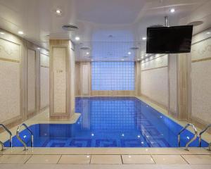 a large swimming pool with a television in a building at Hotel Lisboa in Macau