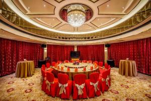 a large meeting room with a large table and red chairs at Hotel Lisboa in Macau +291 photos