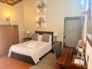 une chambre avec un lit et une table en bois dans l'établissement Khaya Africa Guesthouse, à Midrand