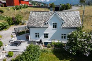 una vista aérea de una casa blanca en Villa Lilleheim, en Breim