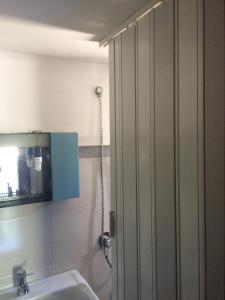 アルベロベッロにあるトゥルッロ マルヴィスコのバスルーム(シンク、シャワー付)