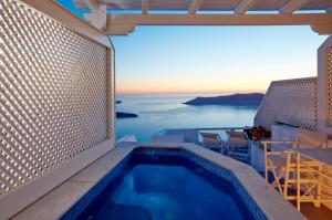 uma piscina no telhado de uma casa em Whitedeck Santorini em Imerovigli