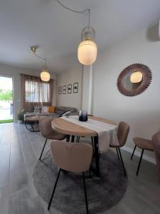 ein Esszimmer mit Tisch und Stühlen in der Unterkunft Adosado La Dolce Vita in Molinell