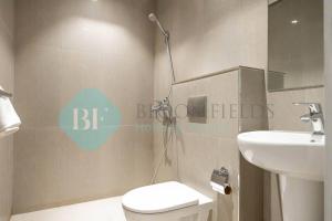 un bagno con un water bianco e un lavandino di Bloomfields Sea View 2br Apartment a Fujaira