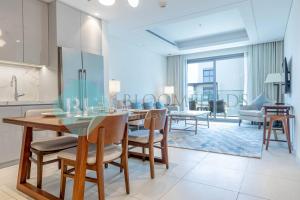 una cucina e una sala da pranzo con tavolo e sedie di Bloomfields Sea View 2br Apartment a Fujaira