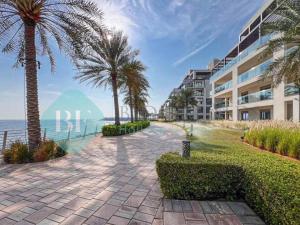 un vialetto con palme e un edificio di Bloomfields Sea View 2br Apartment a Fujaira
