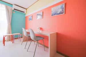een wachtkamer met kleurrijke muren en stoelen bij TDR9分 駄菓子とアートの可愛いミュージアム宿 夢が詰まった小さな宝箱 -TAMU-LAND Urayasu- in Urayasu