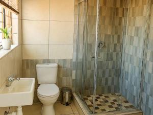 une salle de bain avec une douche, des toilettes et un lavabo dans l'établissement Hillcrest Hosting AirBnB, à Kimberley