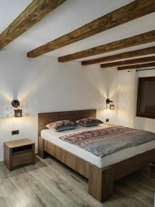 Un dormitorio con una cama grande con dos almohadas. en "Carpe diem", en Vlašić