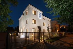 プツクにあるWilla Nowa Zatokaの前に柵がある白い建物