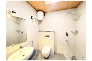 Koupelna v ubytování Hotel Beach-front Dreamland Near Jagannath Temple - Lift-Wifi-Parking and Restaurant Facilities - All Room Sea Facing With Attached Balcony - Top Rated Four Star Hotel In Puri + 16 fotografií