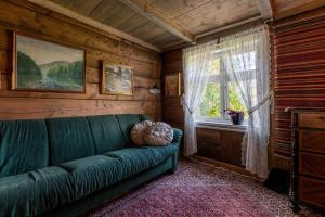 un sofá verde en una habitación con ventana en Villa Lilleheim, en Breim 60 fotos más