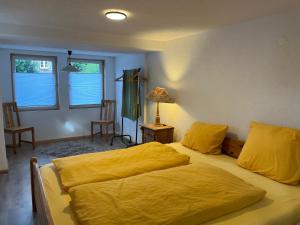 ブラウンラーゲにあるKuscheleckeのベッドルーム1室(黄色い毛布付きのベッド1台付)