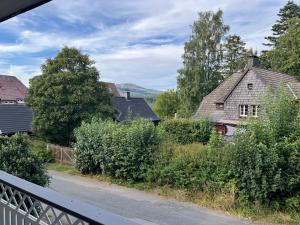 ブラウンラーゲにあるKuscheleckeの家並木のある村の景色