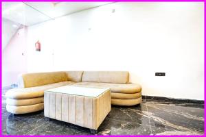 Posezení v ubytování Hotel New Hometown Premium Near Jagannath Temple - Fully Air conditioned & Spacious Luxuary Rooms - Free Wifi & Parking Facilities - A Heart of The City