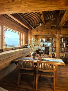 a dining room with a table and chairs at Yunshui Shenshen Rizhao Jinshan Panoramic Secret Resort Hotel in Lijiang