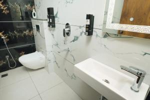 Ένα μπάνιο στο Hotel Maya Elite +56 φωτογραφίες