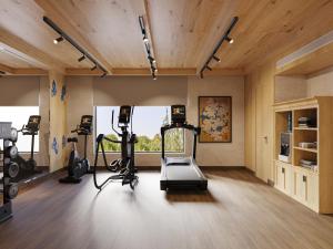 une salle de sport avec des tapis de course et des machines dans une pièce dans l'établissement Taj Gangtey Resort and Spa Bhutan, à Tshalunang