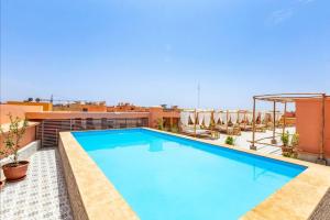 马拉喀什Stayin 3Bedroom Duplex的建筑物屋顶上的游泳池