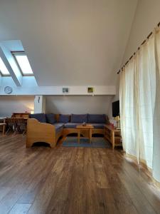 Μια τηλεόραση ή/και κέντρο ψυχαγωγίας στο Apartments Vršič on the ski slope with free parking