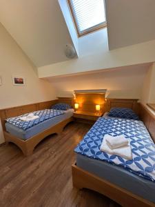 Ένα ή περισσότερα κρεβάτια σε δωμάτιο στο Apartments Vršič on the ski slope with free parking