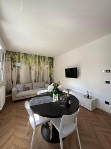 a living room with a table and a couch at Appartamento Verde in Pordenone