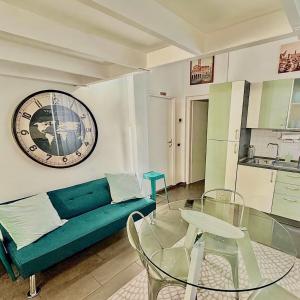 a living room with a green couch and a glass table at Trastevere Stars in Rome