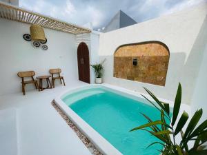 una piscina en medio de una casa en Ayodhya Villa Jogja, en Jetis