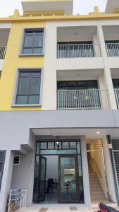 un edificio con porta a vetri e balcone di Ether 665 Homestay a Sekincan