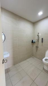 un bagno con un water e un lavandino di Ether 665 Homestay a Sekincan Altre 29 foto