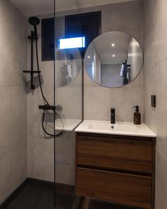 ein Badezimmer mit Waschbecken und Spiegel in der Unterkunft Chalet Mathilde Les Coches Saturday Changeover in Les Coches