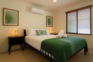 Postel nebo postele na pokoji v ubytování Riverside Family Villa