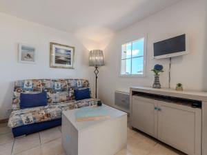 a living room with a couch and a tv at T de Pentrez N53 3P6 in Pentrez