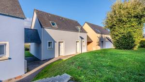 a row of houses with a green yard at T de Pentrez N75 2P4 in Pentrez