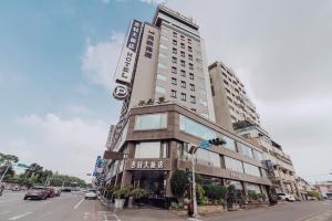 Un edificio con un cartel al costado. en 吉村大飯店Fortune Hotel, en Yongkang