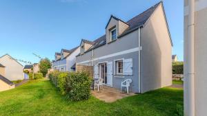 a white house with a lawn in front of it at T de Pentrez N58 3P4 in Saint-Nic