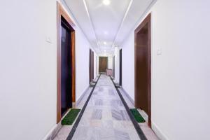 Un pasillo de un edificio con paredes blancas. en FabHotel Seven Inn, en Bhubaneshwar 21 fotos más