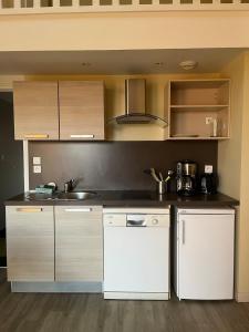 Η κουζίνα ή μικρή κουζίνα στο Appartement T2 N6 calme et cosy sur un golf