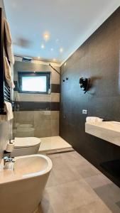 Un baño con dos inodoros, un lavabo y una bañera. en Eurogarden Hotel, en Roma